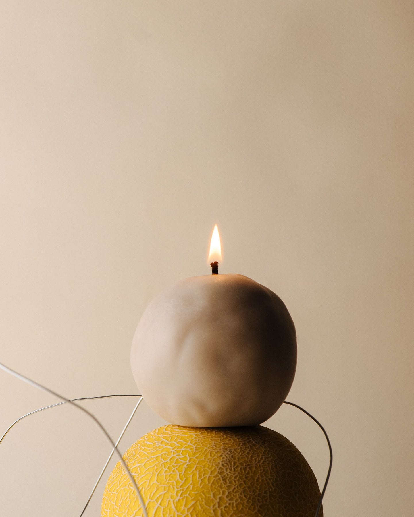 Ozdobna świeca "Ball" - Amber & Tobacco