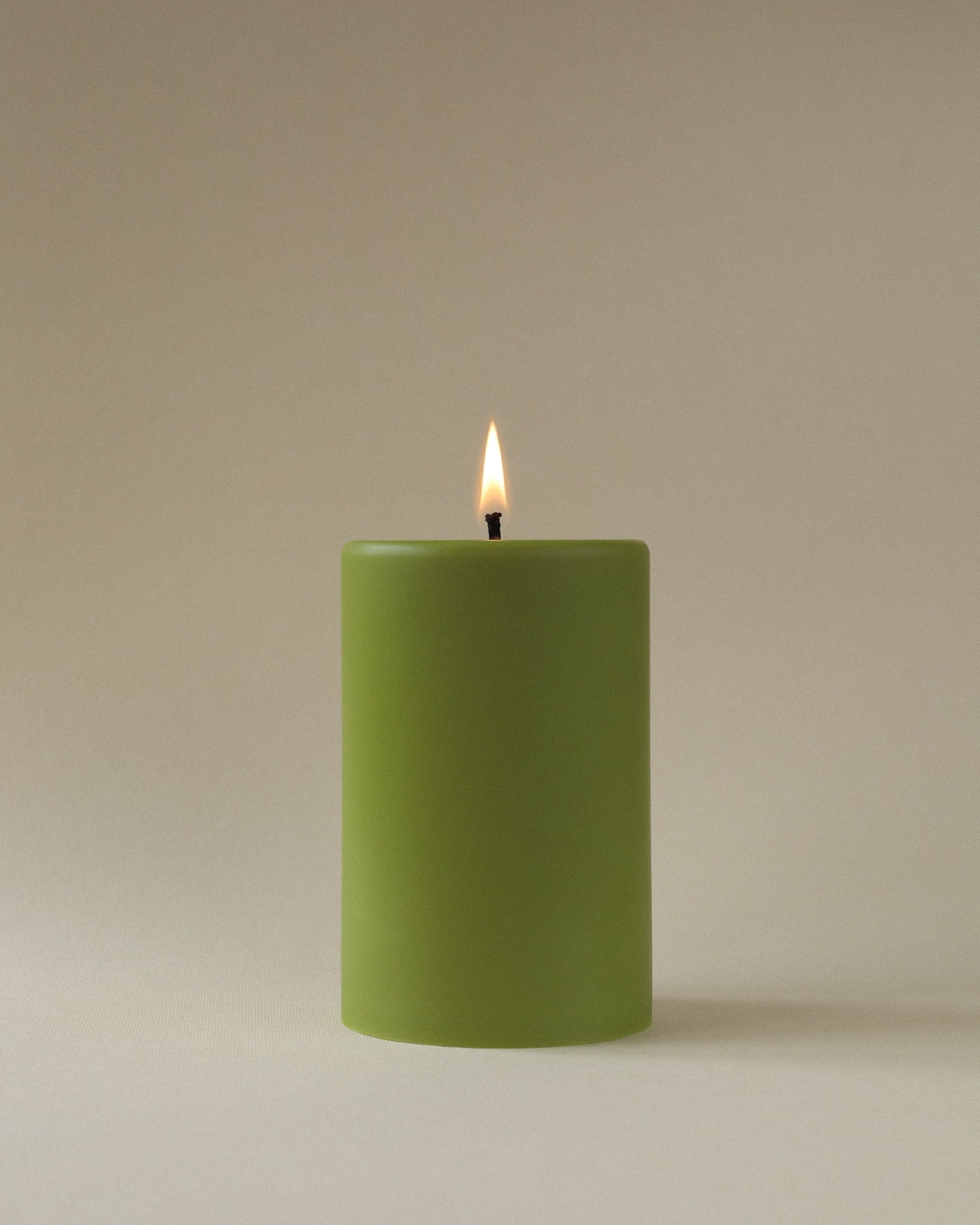 Cylindrical candle 8*13 cm – 550 g Olive