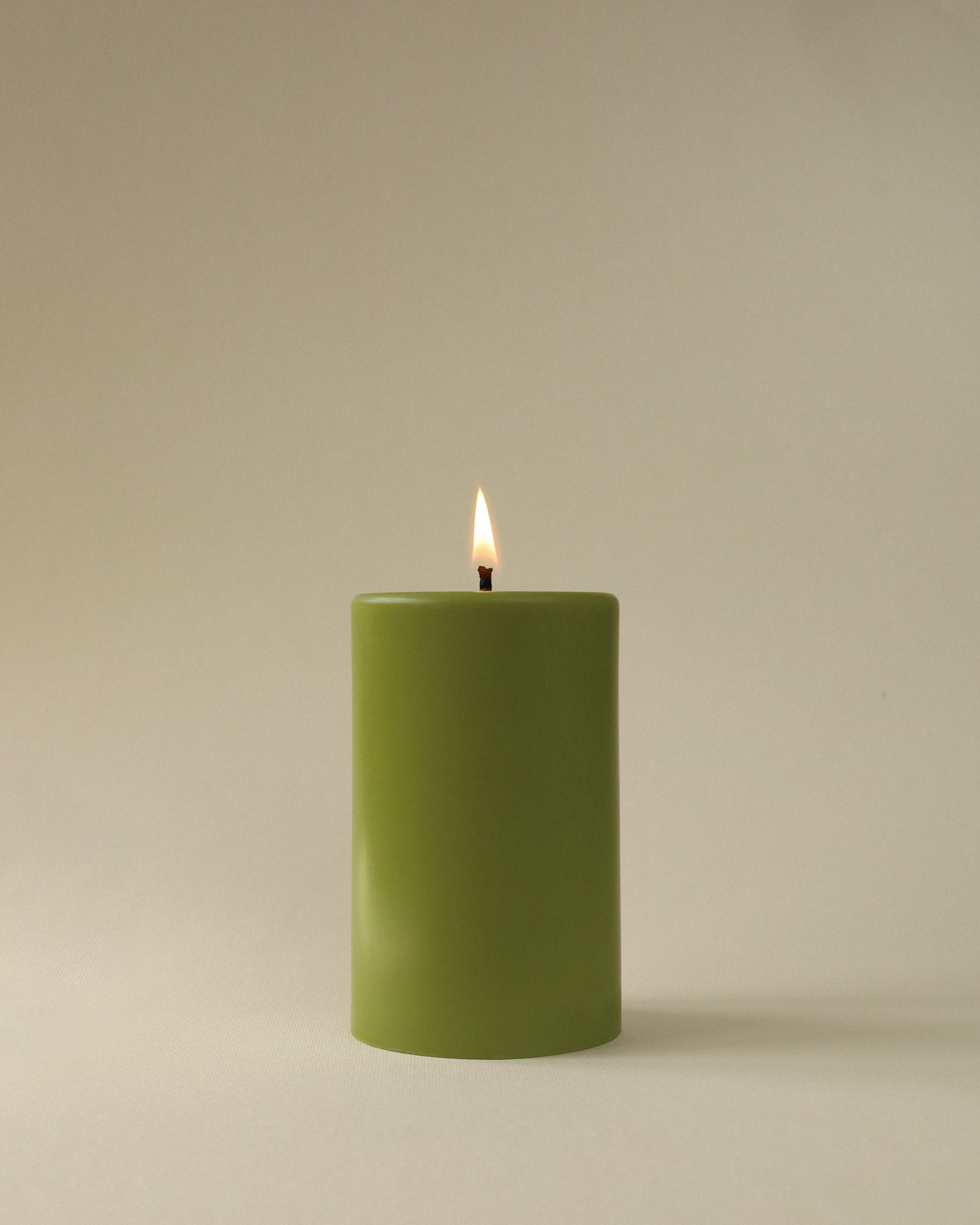 Cylindrical candle 7*11 cm – 380 g Olive